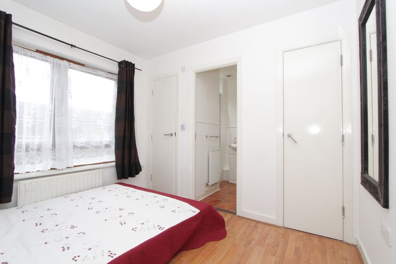 'Cosy Double Room With Ensuite In E14' Room to Rent from SpareRoom