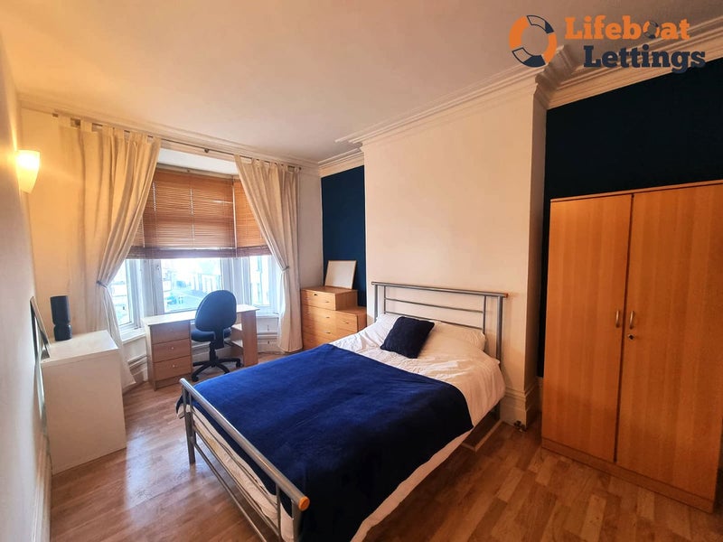 Photo 1: Bedroom 4a