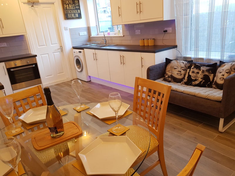 Photo 3: Kitchen