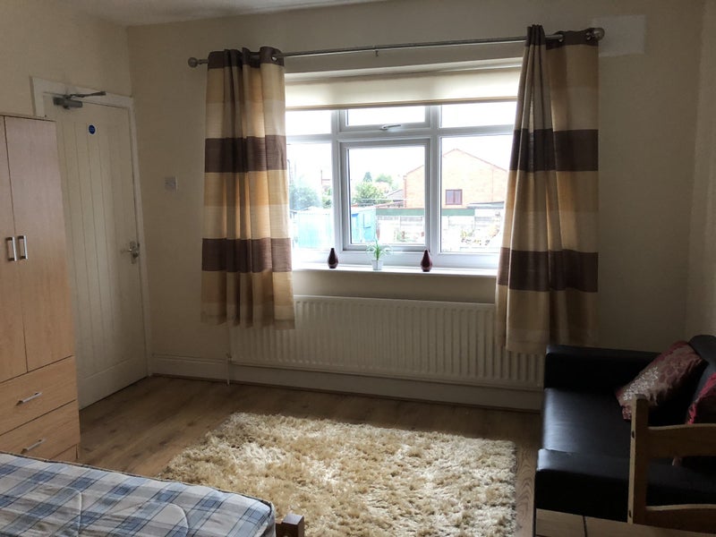 Photo 1: Clean affordable rooms 