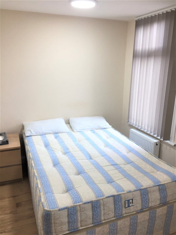 'Bedsit Studio £900 Pcm In Ilford' Room to Rent from SpareRoom