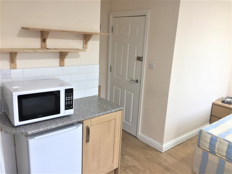 'Bedsit Studio £900 Pcm In Ilford' Room to Rent from SpareRoom