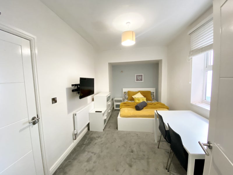 '**NEW** Modern LARGE high end ensuite room ' Room to Rent from SpareRoom
