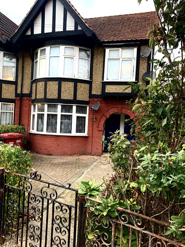 Photo 1: 1st Floor Flat