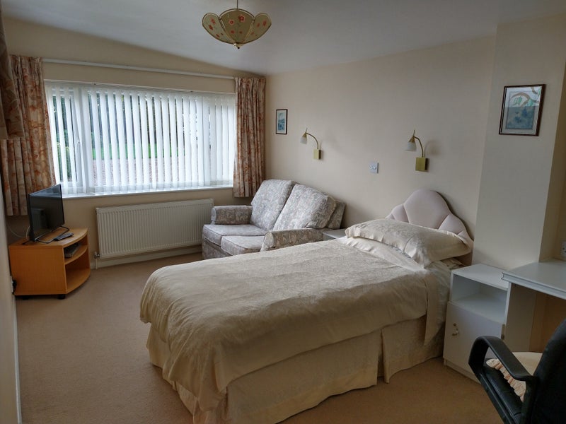 Photo 1: bed/sitting room