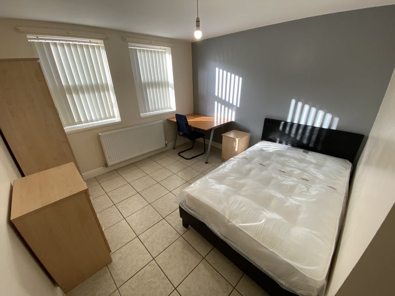 '5 Bed Flat (all ensuites) Wavertree/Sdown/Sefton ' Room to Rent from