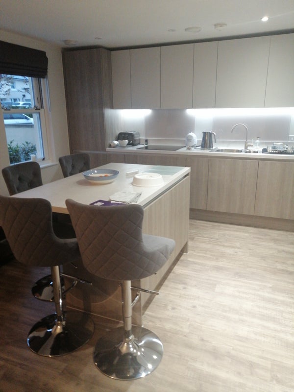 Photo 1: Kitchen breakfast room 