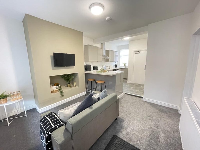 Photo 1: Open Plan Lounge/Kitchen 