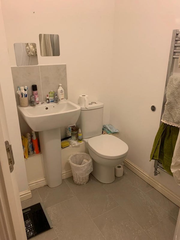 'Large non-ensuite room available' Room to Rent from SpareRoom