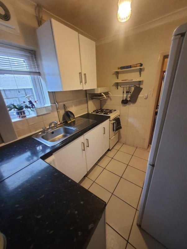 Photo 6: Kitchen