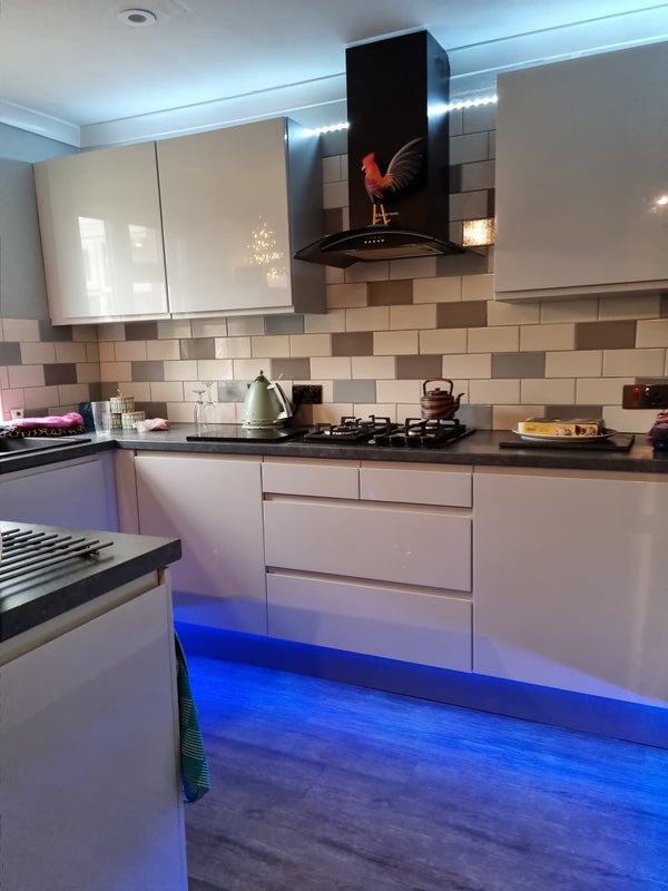 Photo 3: Kitchen 