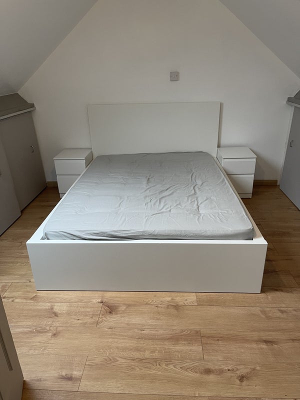 Photo 1: Double bed