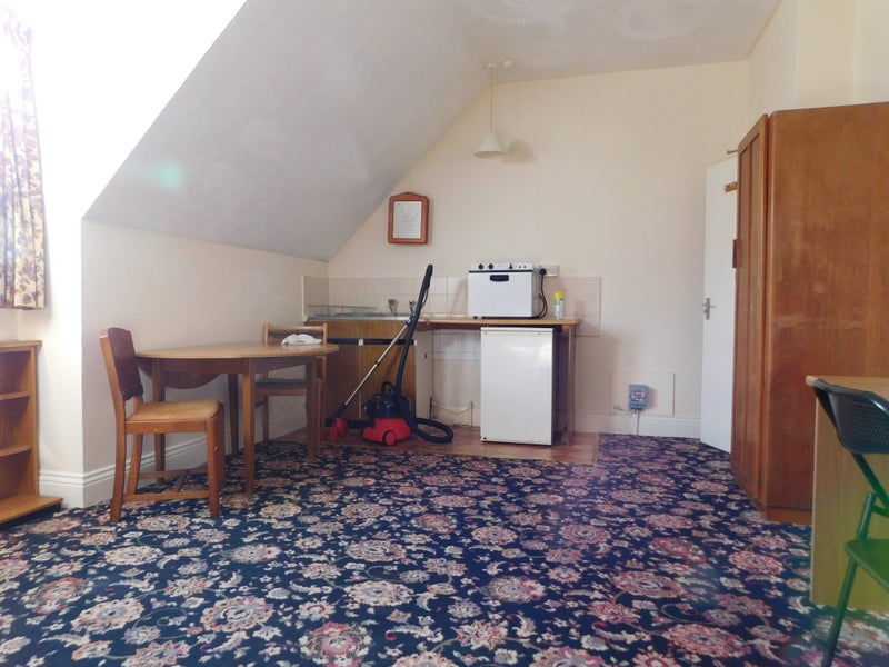 'Single Room in , Bournemouth BH5 1HR' Room to Rent from SpareRoom
