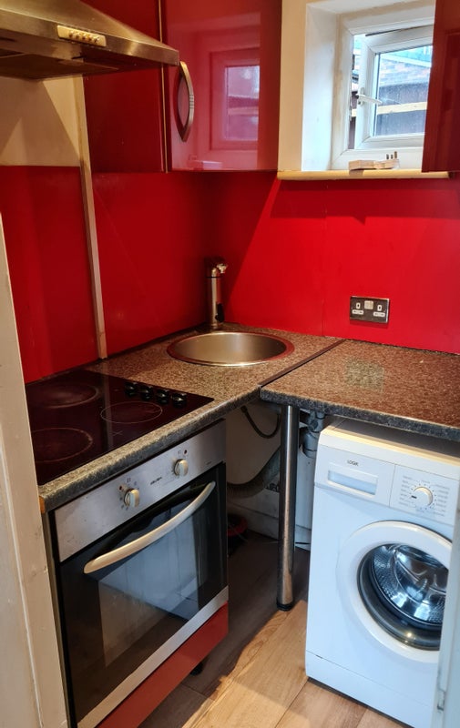 '1 bedroom studio FF in Prestwich 10 m' Room to Rent from SpareRoom