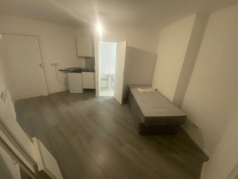 'Studio Flat Edgware' Room to Rent from SpareRoom