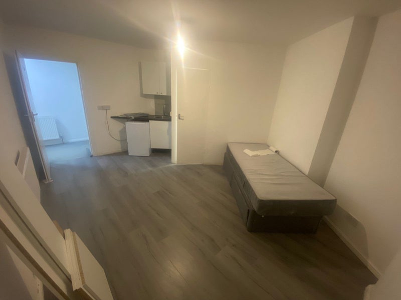 'Studio Flat Edgware' Room to Rent from SpareRoom