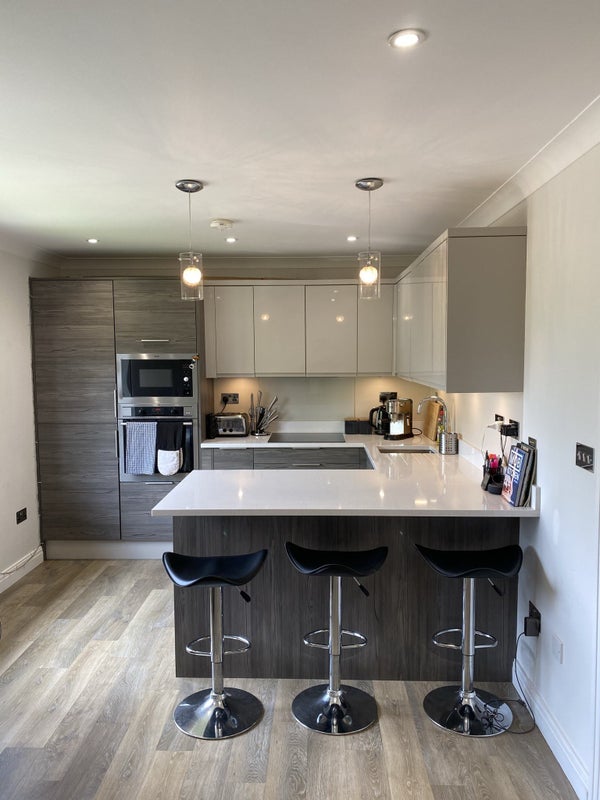 'Double Bedroom in Modern Flat in Esher ' Room to Rent from SpareRoom