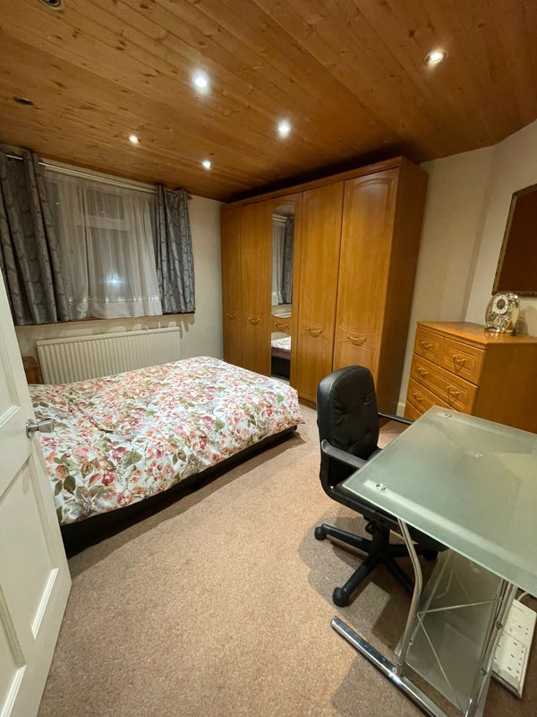 'Single or Double room Feltham for Female, Heathrow' Room to Rent from