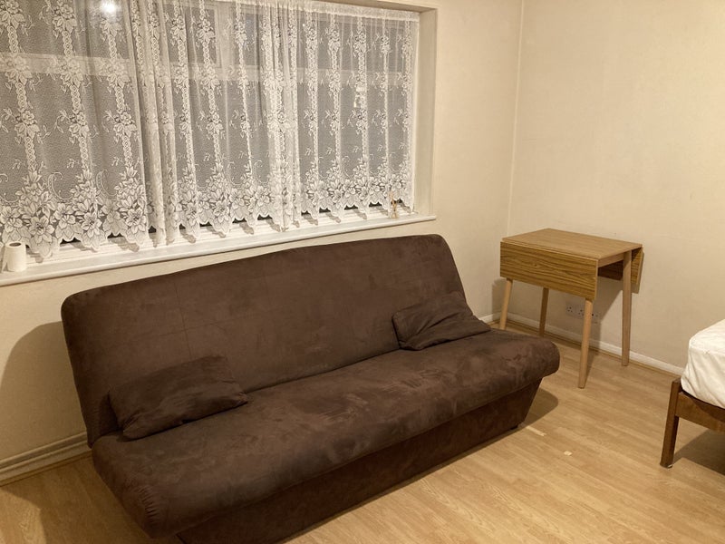 'Gravitts Lane Bognor Regis double room to let' Room to Rent from SpareRoom