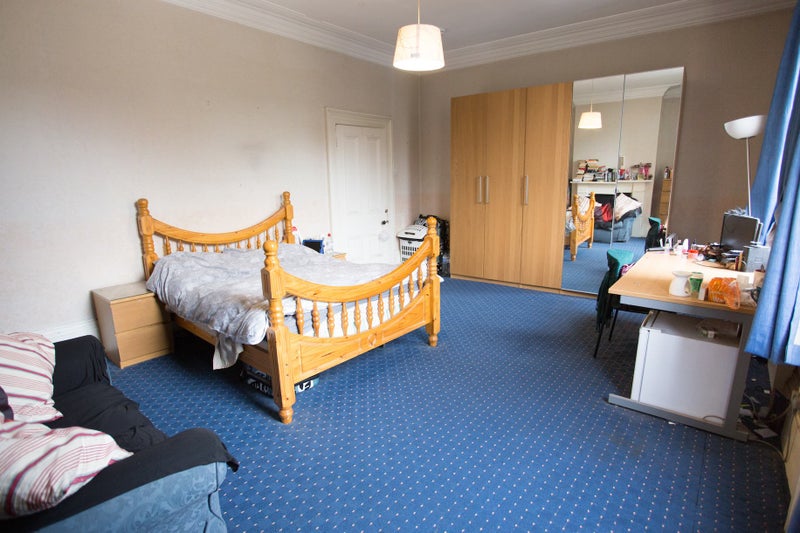 Photo 1: Huge double room available - inclusive 