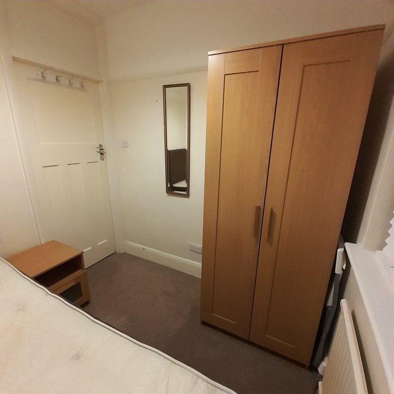 'Single room in Motspur Park' Room to Rent from SpareRoom