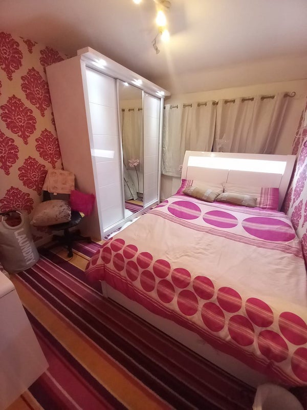 Photo 1: Double bedroom 