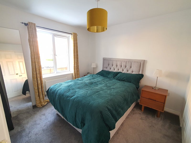 Photo 1: Furnished double bedroom