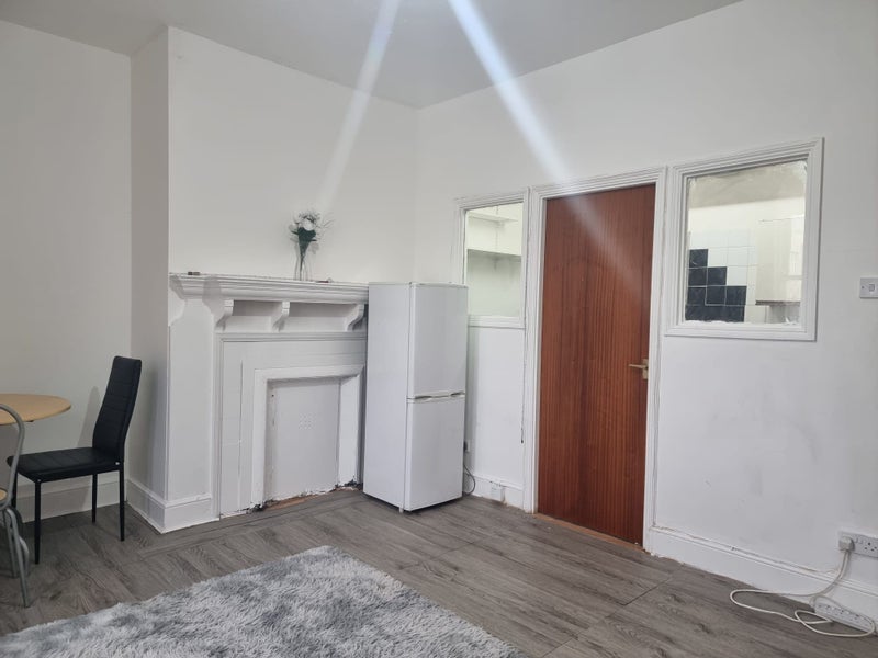 'Huge 1 Bedroom Flat Lewisham Dss Room to Rent from SpareRoom