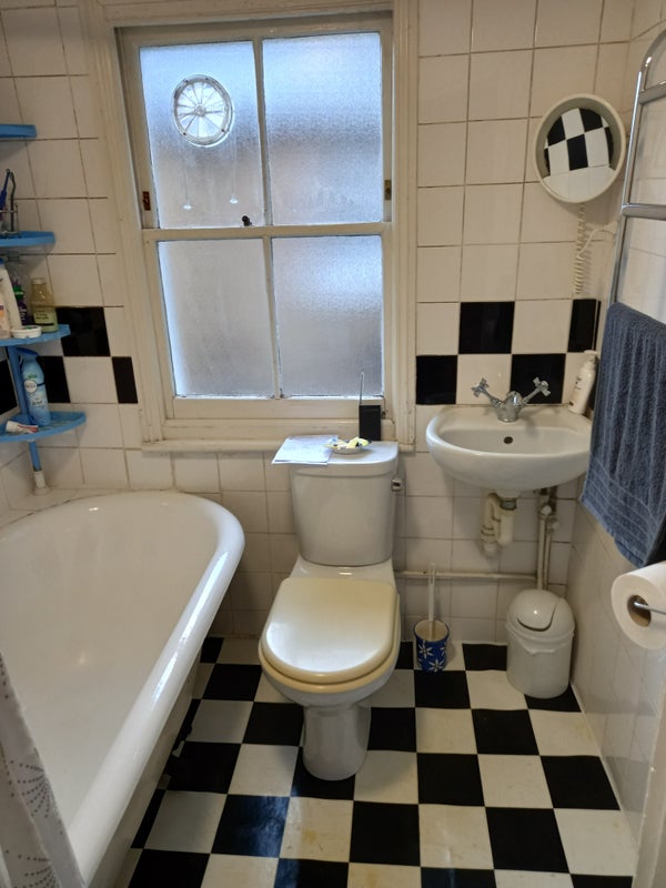 Photo 3: Bathroom