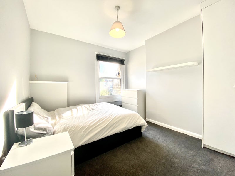 Photo 1: Spacious Double Room