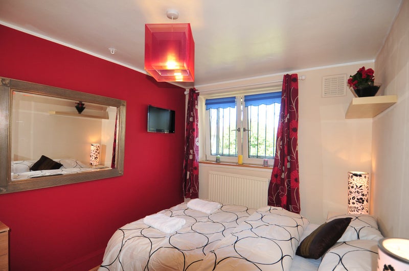 Photo 1: Room 1