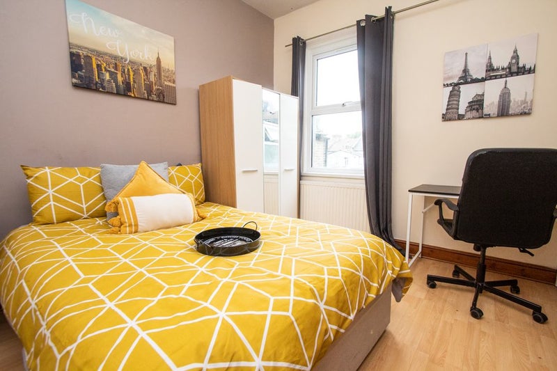 'Very Large Double Room To Rent Manor Park E12' Room to Rent from SpareRoom