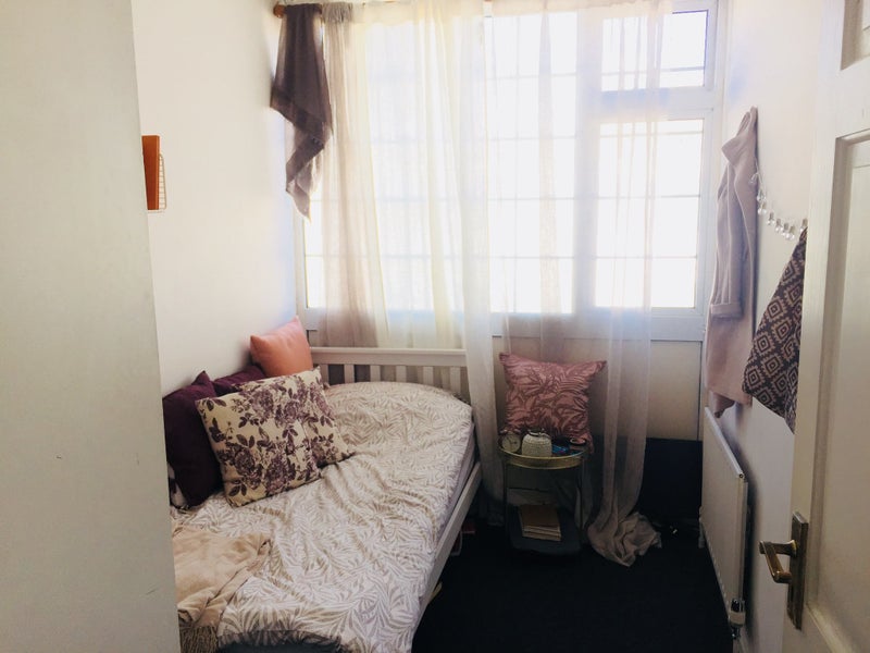 Photo 1: Single room (window side)
