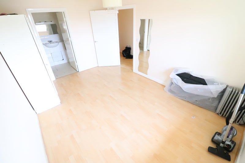 '2 Bed 2 Bath Top Floor Flat In Enfield' Room to Rent from SpareRoom