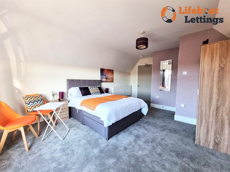 Photo 1: Bedroom 8 a