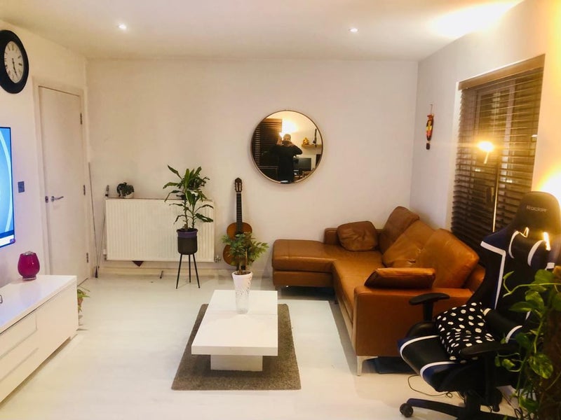 Photo 1: Living room 