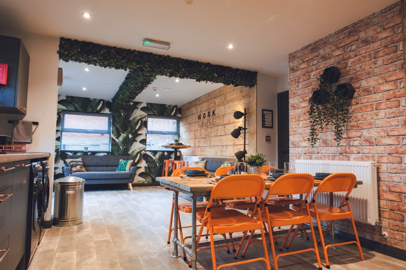 Photo 1: Kitchen / Living