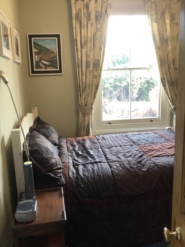 Photo 1: Double bedroom 