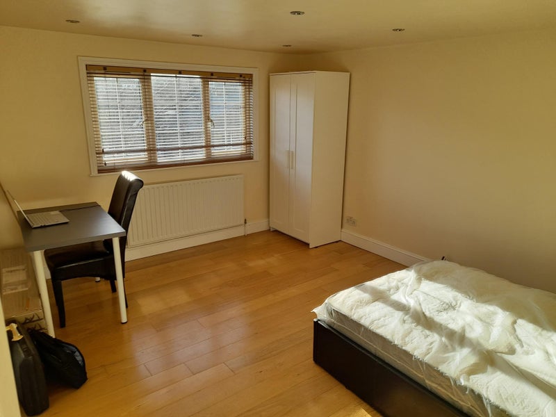 Photo 1: extral double en suite room in loft