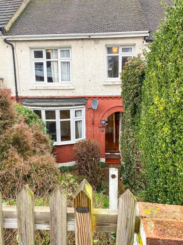 Photo 1: Exterior of Howard Avenue 4 bed house