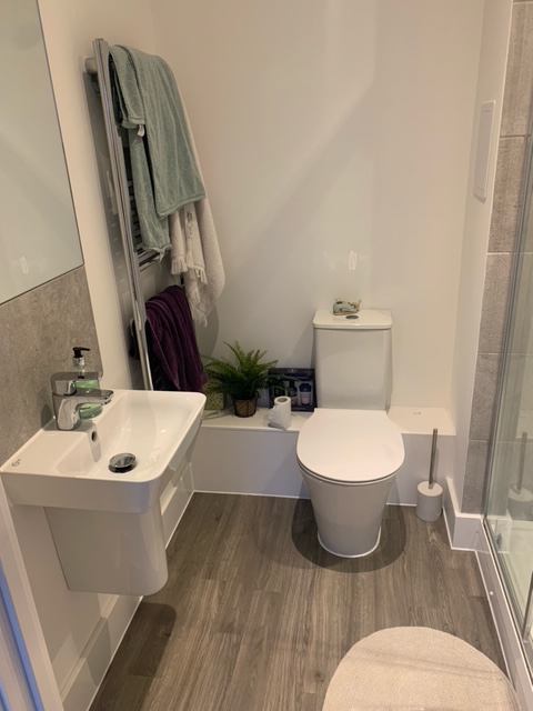 Photo 1: Private en suite 