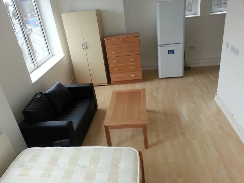 Studio To 775 West Croydon Room From Spareroom Croydon Has A Major Advantage In Its Location It Is Exactly The Middle Between Gatwick Airport And Central Areas Of London