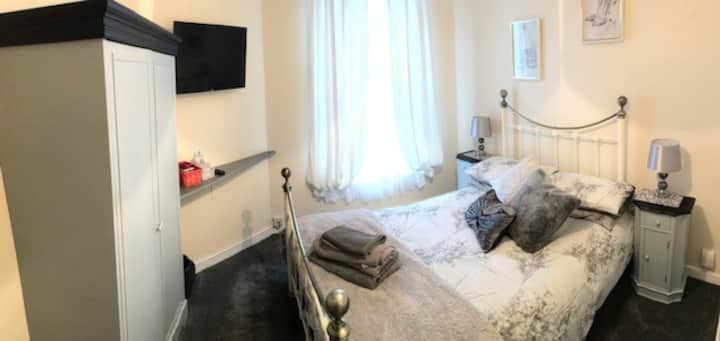 Photo 1: Double bedroom