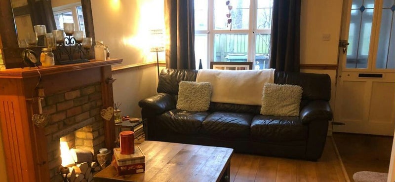 Photo 1: Living room 