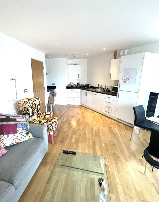 'Double Room with Ensuite Bermondsey' Room to Rent from SpareRoom