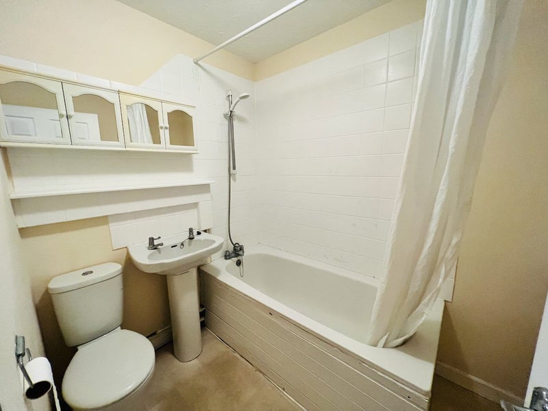'Ensuite room in Weeke / Winchester' Room to Rent from SpareRoom