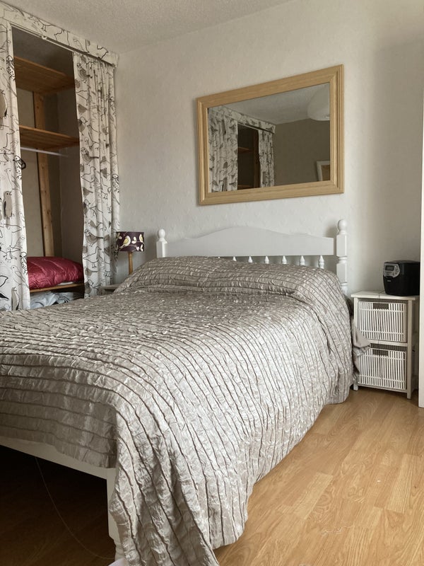 Photo 1: Double bedroom