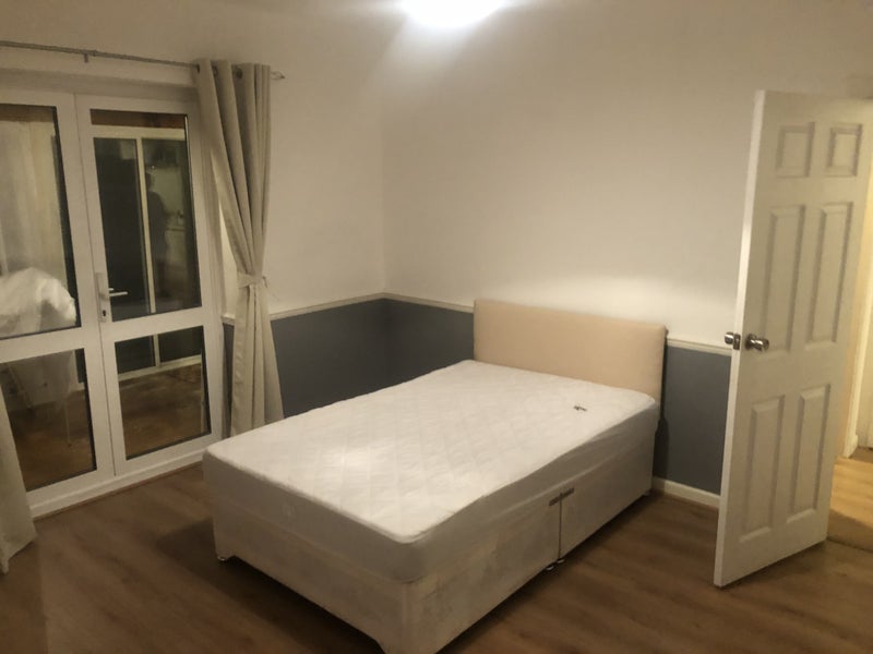 'Clean, Light spacious double room in Highams Park' Room to Rent from
