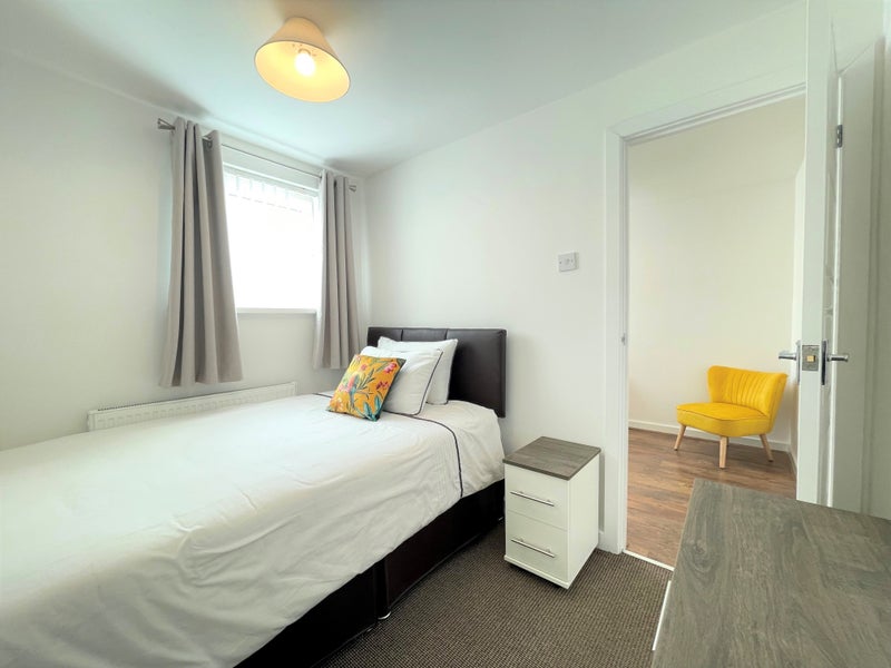 Photo 1: Room 3 bedroom