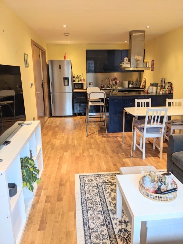 Photo 1: The lounge/kitchen